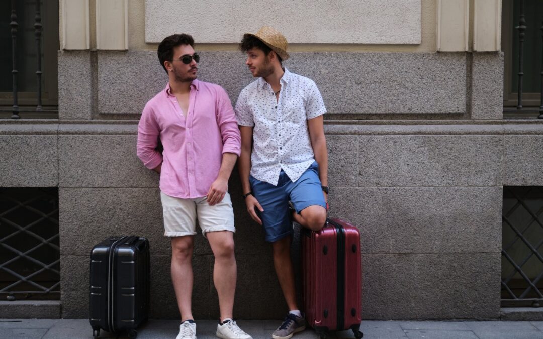 Koszula, szorty i sneakersy — prosty przepis na męski smart casual w upały