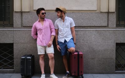 Koszula, szorty i sneakersy — prosty przepis na męski smart casual w upały